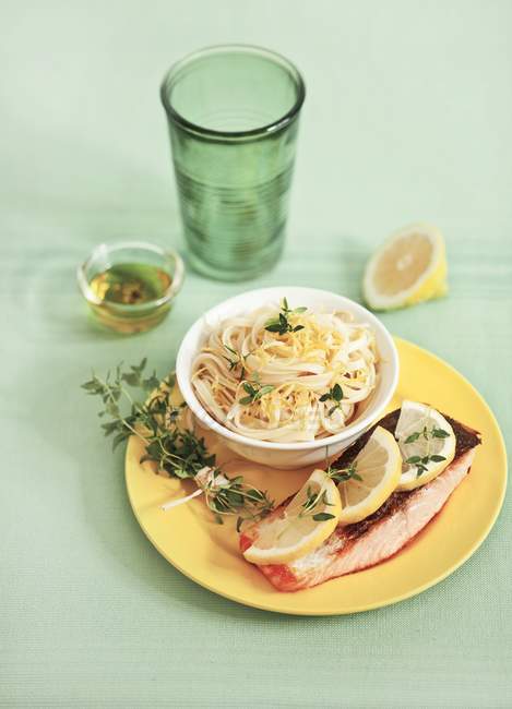 Filet de saumon et nouilles — Photo de stock