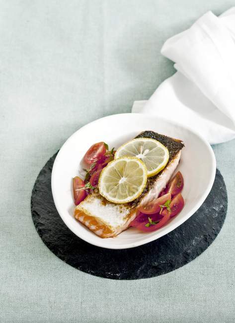 Filete de salmón con ensalada - foto de stock