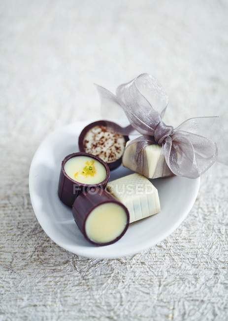 Pralinés de chocolate surtidos - foto de stock