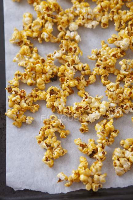 Caramelised popcorn on tray — Stock Photo