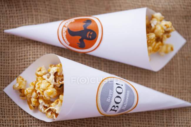 Карамельный попкорн на бумаге — стоковое фото