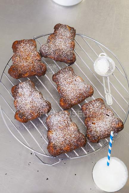 Bear-shaped carrot cakes — Stock Photo