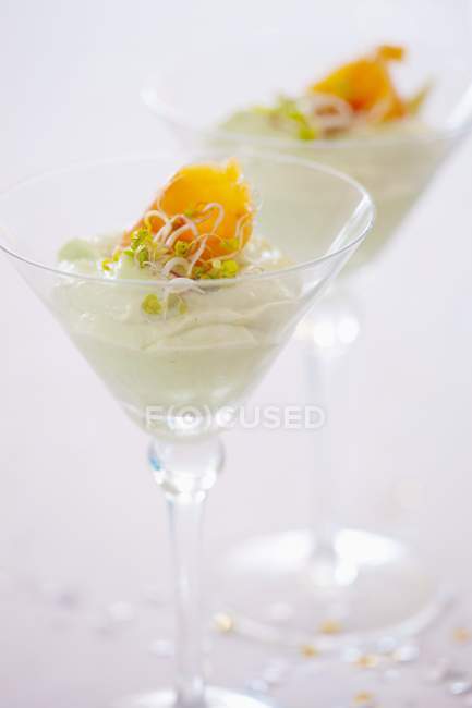 Mousse di avocado con salmone affumicato — Foto stock