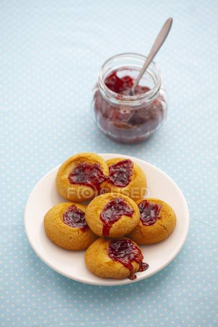 Biscuits with strawberry jam — Stock Photo