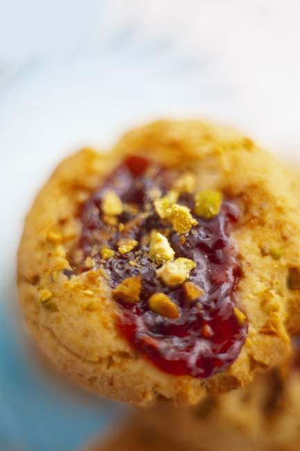 Pistachio biscuit with strawberry jam — Stock Photo