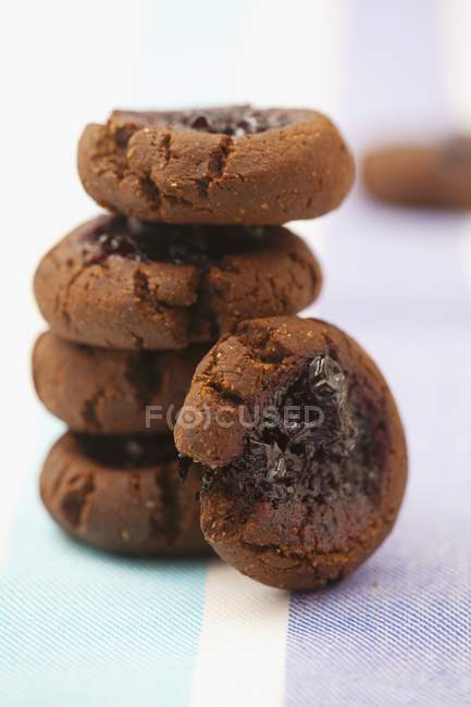 Шоколадное печенье с джемом из черной смородины — стоковое фото
