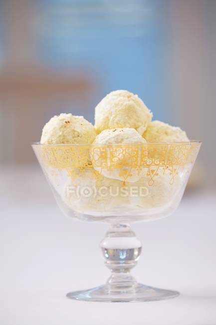 Closeup view of sweet cardamom and white chocolate balls — Stock Photo