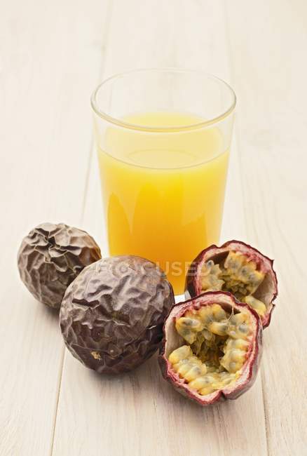 Passion fruit juice in glass — Stock Photo