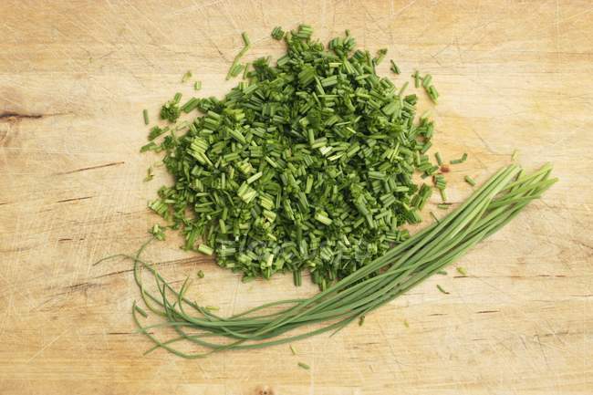 Fresh whole and chopped chives — Stock Photo