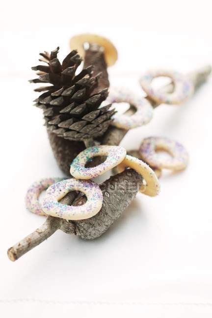 Vue rapprochée des biscuits à l'anneau de vanille avec des saupoudres de sucre colorées sur les cônes — Photo de stock