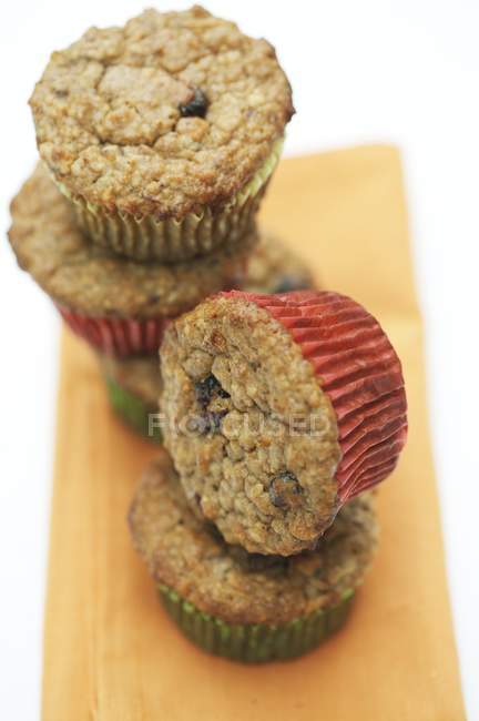 Muffin con noci e mirtilli rossi — Foto stock