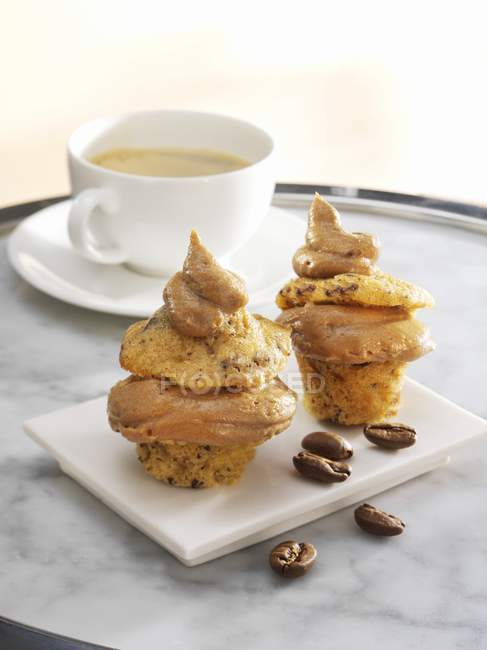 Cupcakes with coffee cream — Stock Photo