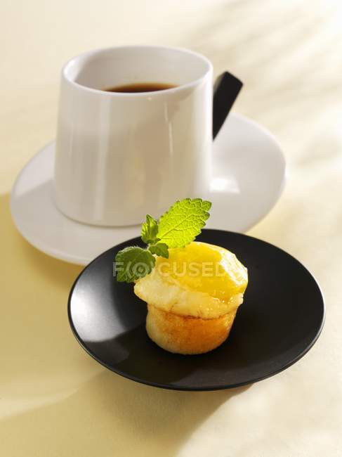 Muffin à la mangue avec tasse de café — Photo de stock