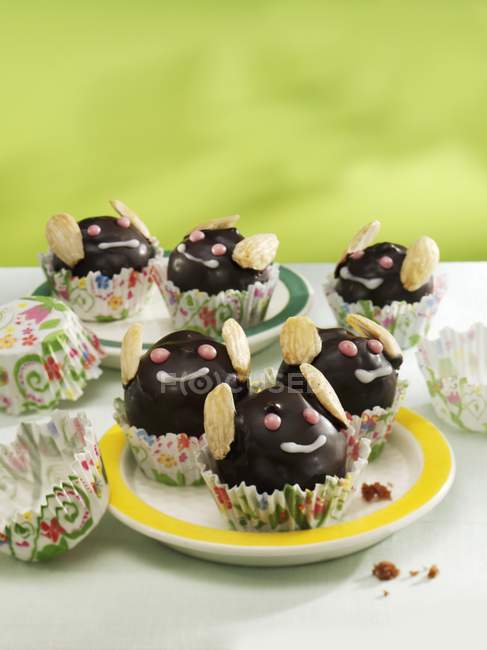 Bug muffins with chocolate icing — Stock Photo