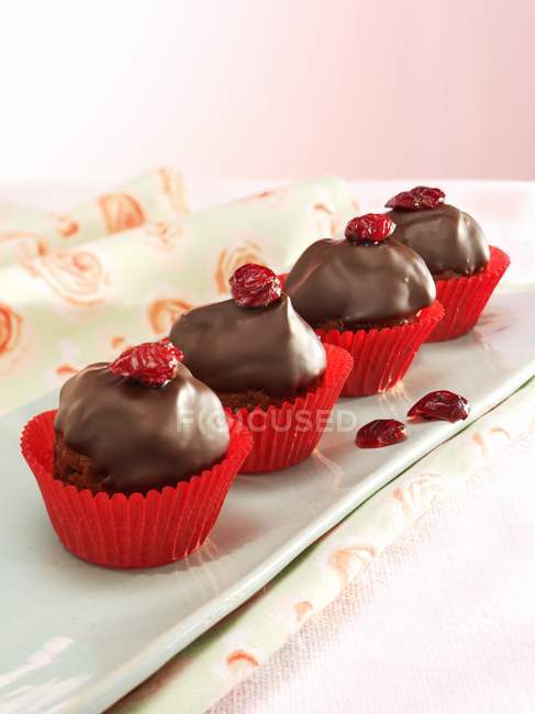 Magdalenas de chocolate con bayas - foto de stock