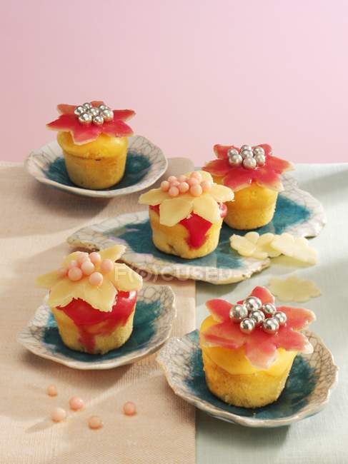 Mini muffins with marzipan flowers — Stock Photo