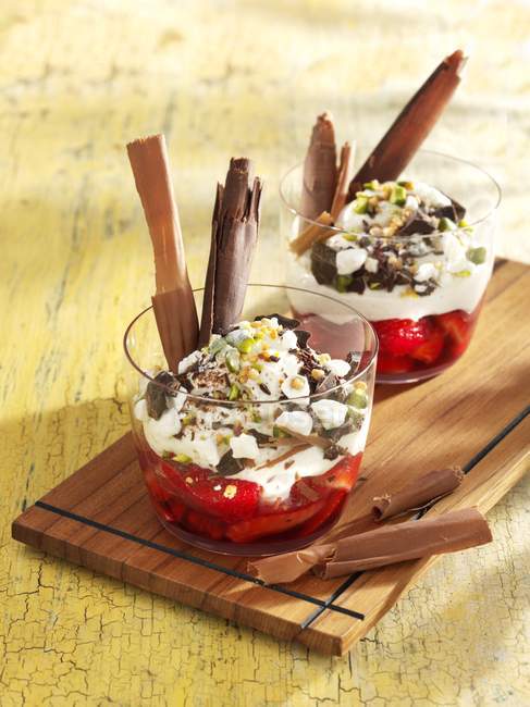 Крупный план хрустящего мороженого с фруктами и шоколадом — стоковое фото