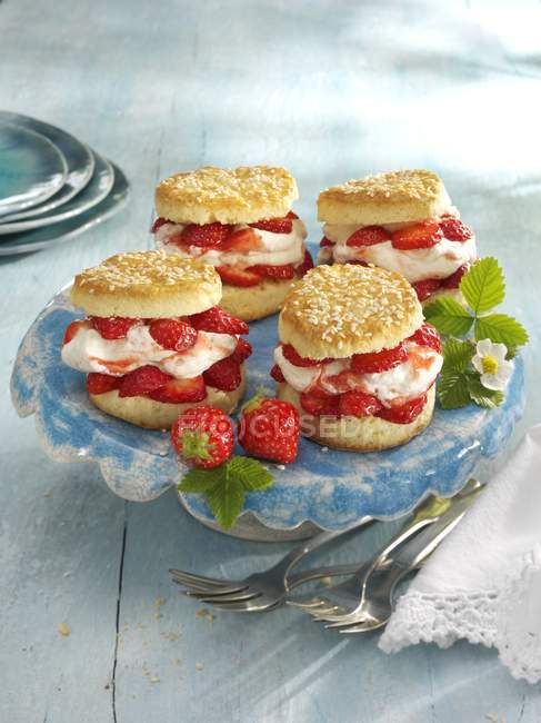 Scones with cream and strawberries — Stock Photo