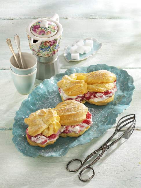 Eclairs with rhubarb cream — Stock Photo