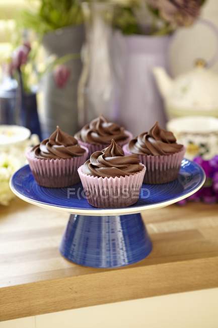 Chocolate cupcakes on rack — Stock Photo