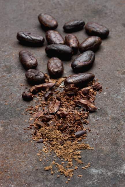 Granos de cacao enteros pelados - foto de stock