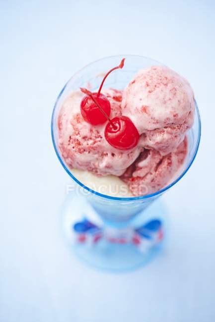 Vanilla ice cream sundae — Stock Photo