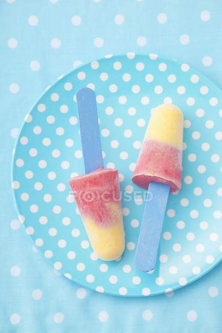 Erdbeer-Pfirsich-Eis-Lollies — Stockfoto