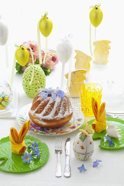 Pastel de Pascua en la mesa - foto de stock