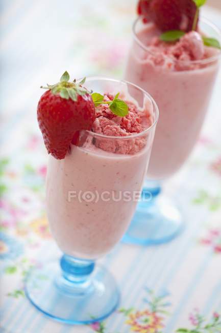Milkshakes de morango com sorvete de morango — Fotografia de Stock