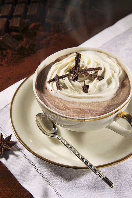 Chocolate quente com creme na xícara — Fotografia de Stock