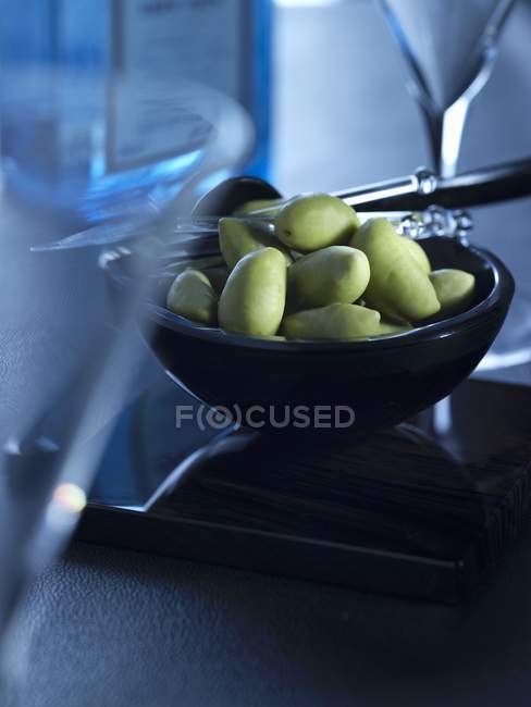 Taça de azeitonas verdes — Fotografia de Stock