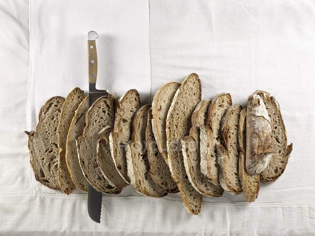 Куски коричневого хлеба — стоковое фото