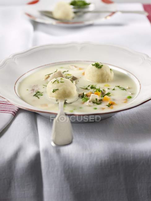 Крупним планом курячий суп з пельменями — стокове фото
