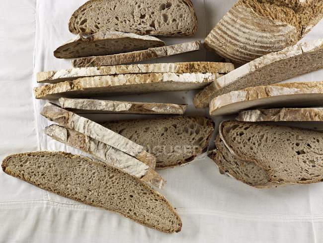 Pan marrón sobre textil blanco - foto de stock