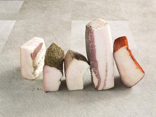 Morceaux de différents types de bacon — Photo de stock