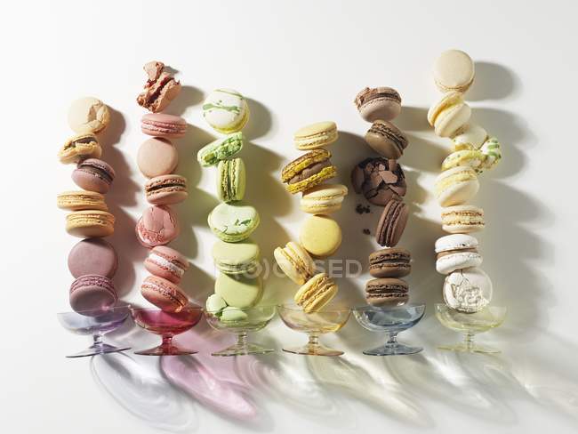 Асорті барвисті десертів — стокове фото