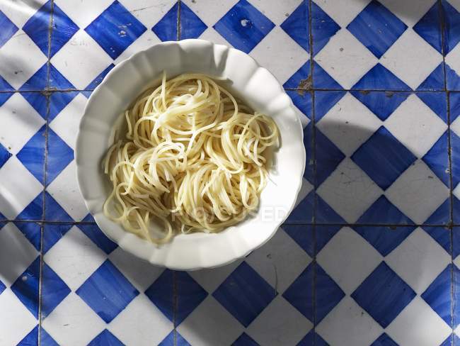 Готовые спагетти в блюде — стоковое фото