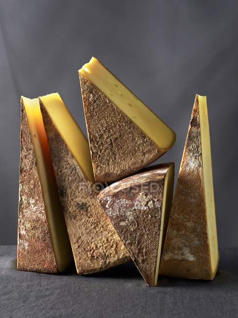 Diversi spicchi di formaggio — Foto stock