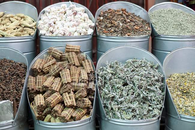 Vista elevada de especiarias variadas em baldes em uma barraca de mercado — Fotografia de Stock