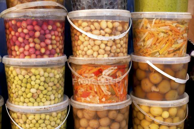 Legumes em conserva em baldes de plástico no mercado — Fotografia de Stock