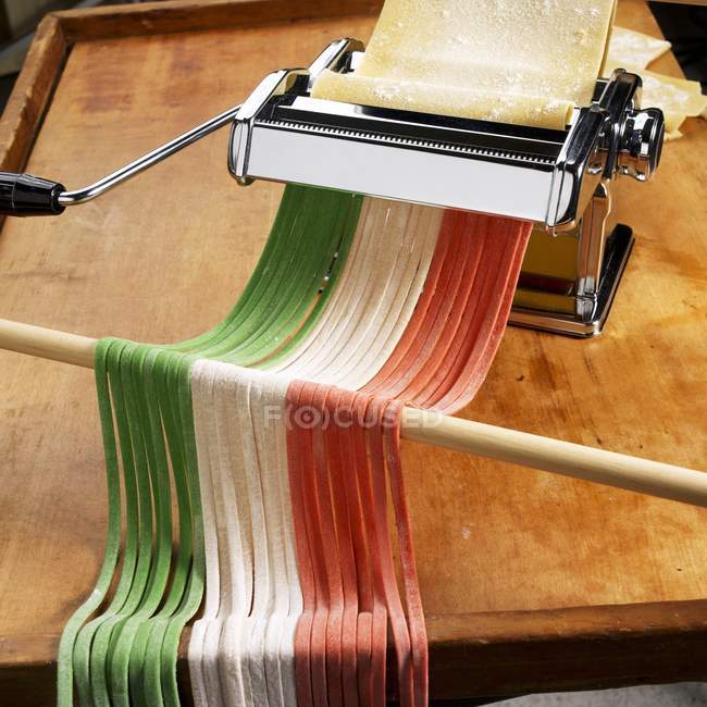 Fabricante de pasta con pasta casera tagliatelle - foto de stock