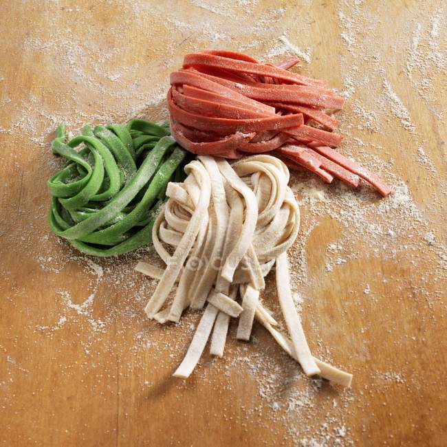 Hausgemachte Tagliatelle-Pasta auf dem Tisch — Stockfoto