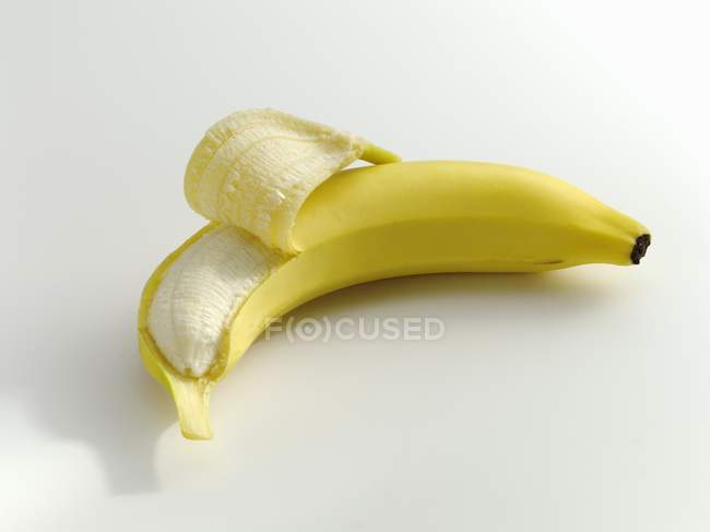 Teilweise geschälte Banane — Stockfoto