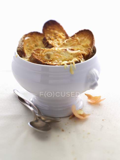 Sopa de cebolla con queso - foto de stock