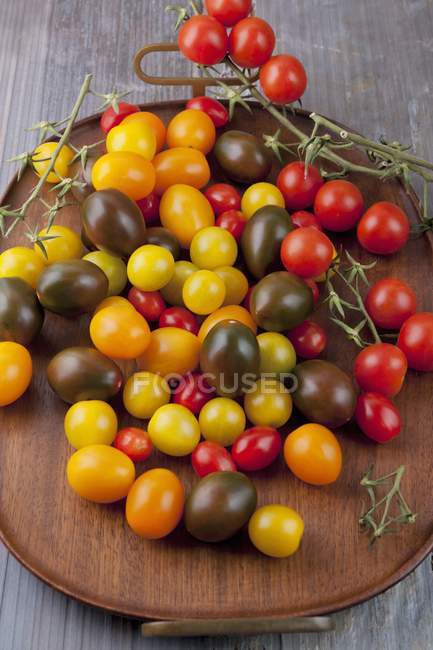 Tomates cerises colorées — Photo de stock