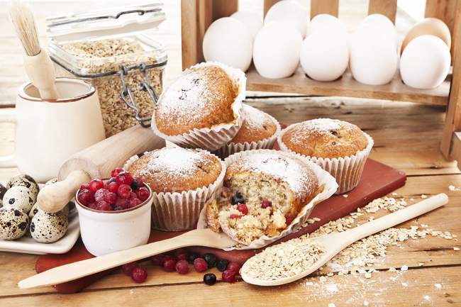 Muffins com aveia e bagas congeladas — Fotografia de Stock