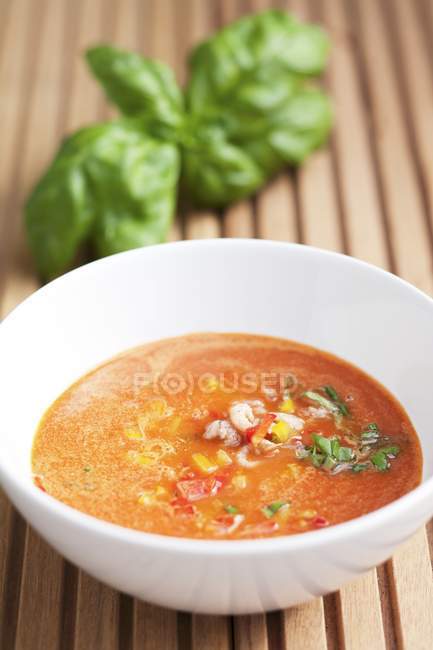 Sopa fría de melón y pimienta con albahaca - foto de stock