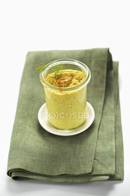 Funcho souffl em um frasco sobre toalha verde no fundo branco — Fotografia de Stock