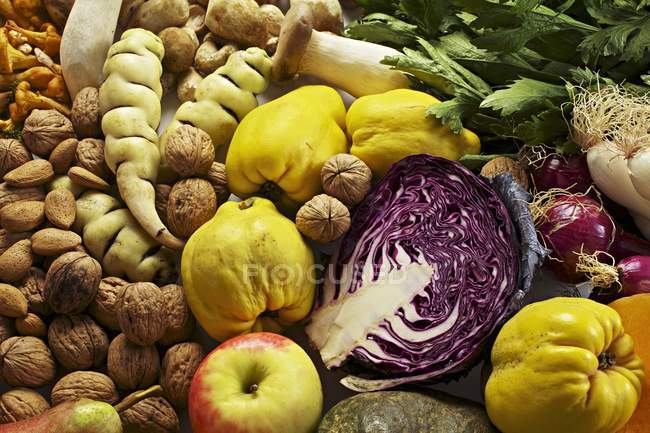Bodegón con frutas, verduras, setas y frutos secos - foto de stock