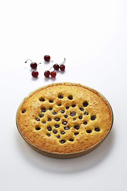 Gâteau cerise en boîte de boulangerie — Photo de stock